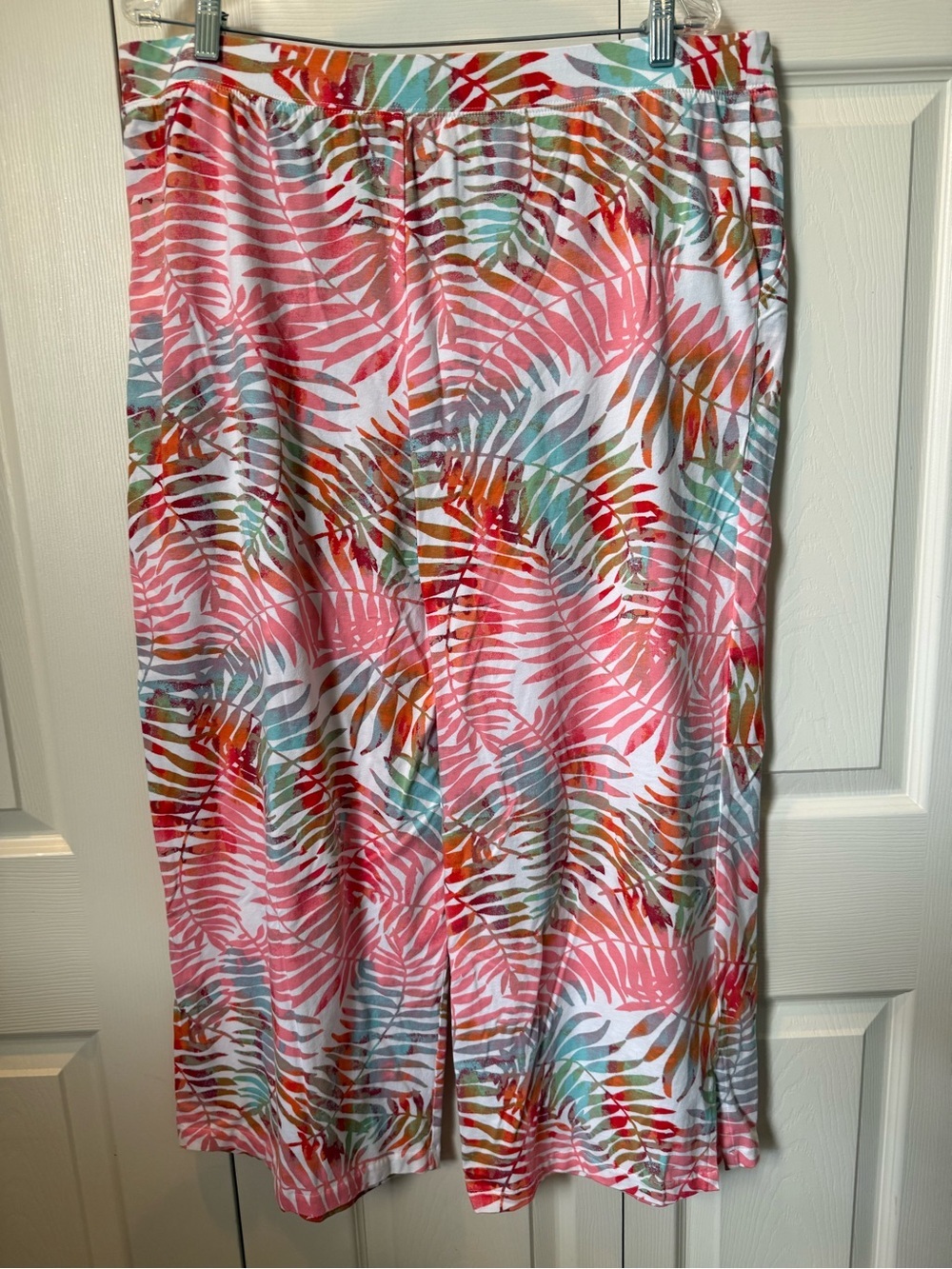 # D&Co XL Cropped Tropical Leaf Print Beach Pants - Picture 5 of 6